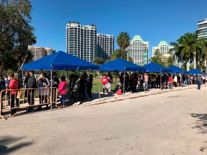 Vista de cientos de personas esperando para recibir ayuda alimentaria durante la primera jornada de ayuda para aliviar la inseguridad alimentaria debido al coronavirus, el 1 de diciembre de 2020, en el parque Regatta en Miami, Florida (EE.UU.). EFE/Ana Mengotti
