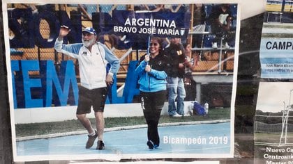 La felicidad de José María reflejada en su sonrisa. A pesar que la Federación de Atletismo no lo apoye, él sueña con seguir ganando medallas para el país
