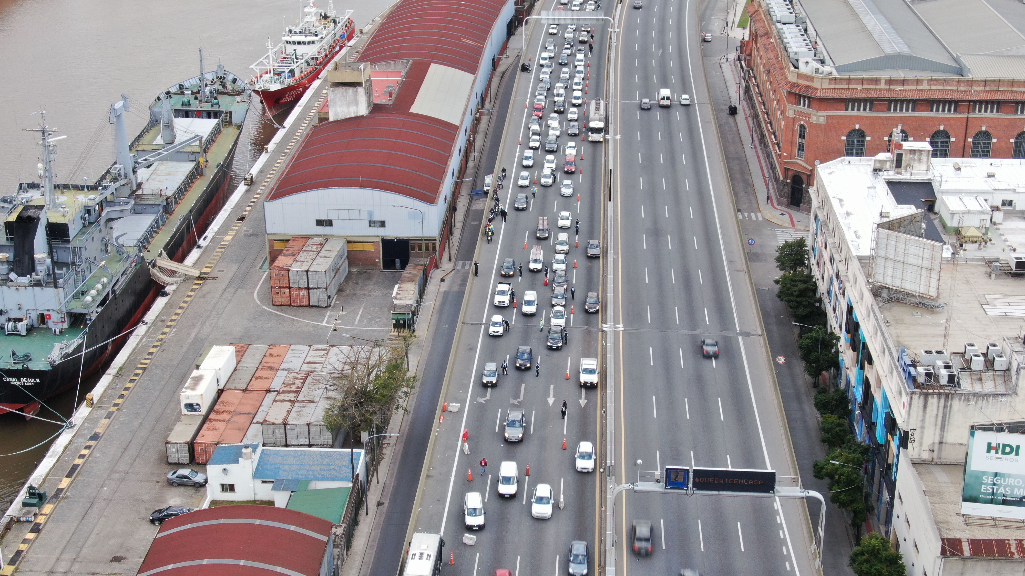 Pese al aumento del caudal de tránsito, se mantienen los controles en donde se le exige a los automovilistas la constancia que les permite movilizarse durante la cuarentena
