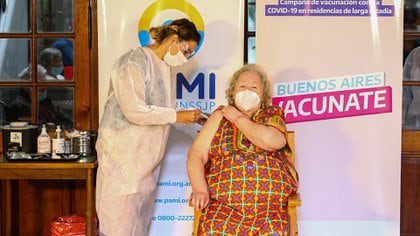 A partir de esta semana en la provincia de Buenos Aires vacunarán a los docentes con enfermedades prexistentes y a los adultos mayores que viven en geriátricos 