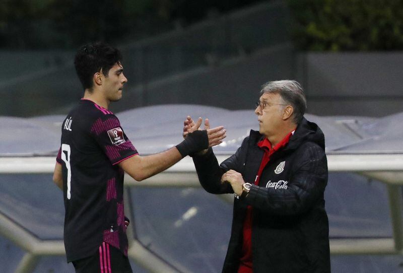 Raúl JIménez celebra con el DT Gerardo Martino tras anotar el gol con el que México ganó a Panamá. Estadio Azteca, Ciudad de México. 2 de febrero de 2022.REUTERS/Edgard Garrido