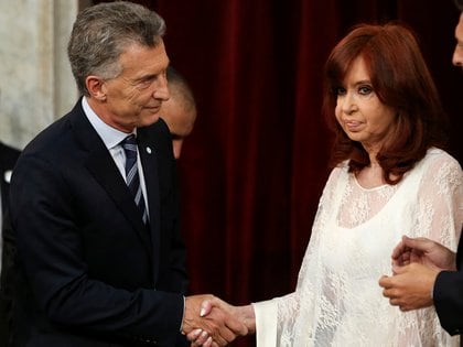 Mauricio Macri y Cristina Kirchner en el traspaso de mando de diciembre de 2019 (REUTERS)