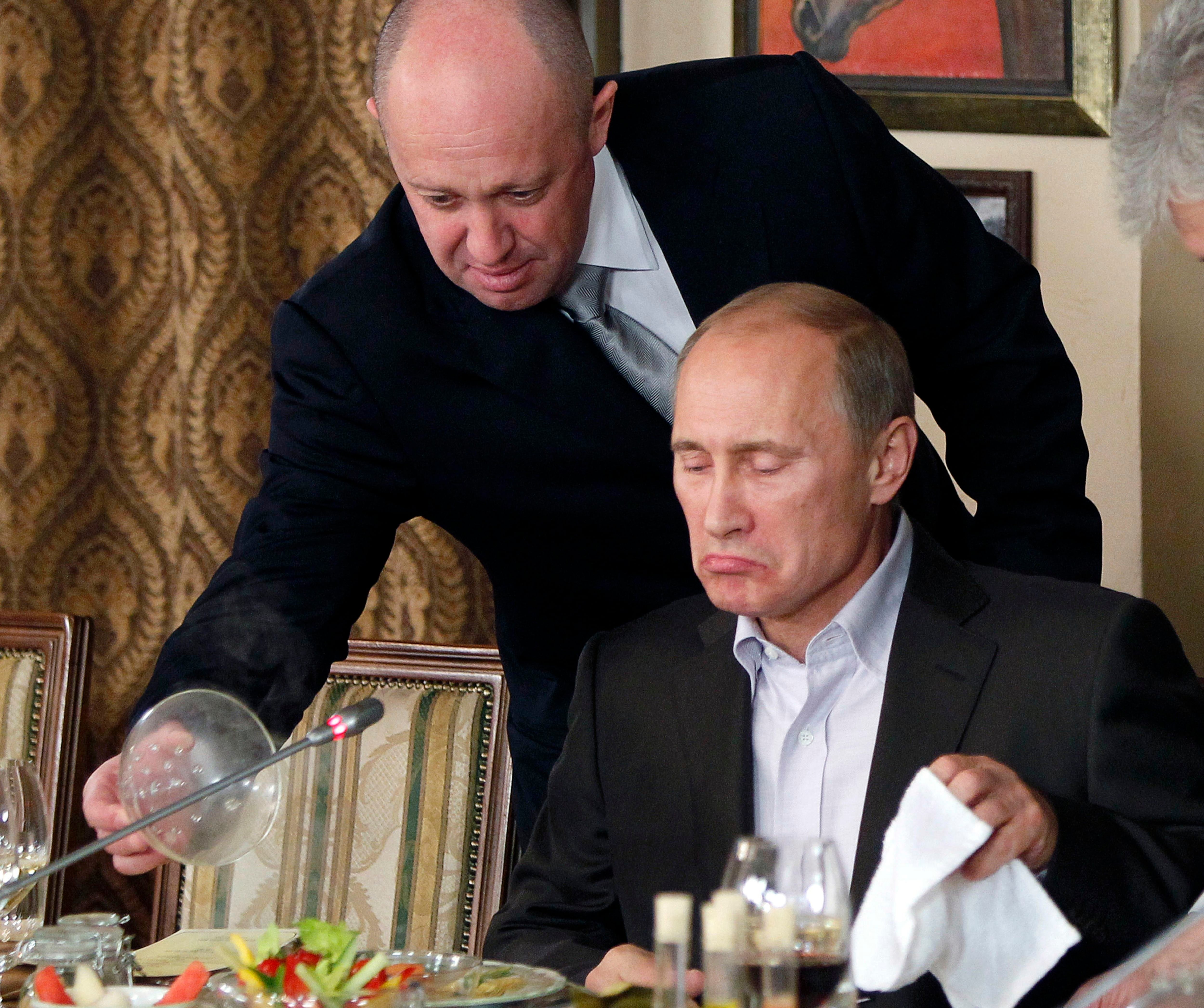 Yevgeny Prigozhin sirve comida al entonces primer ministro ruso Vladímir Putin en el restaurante de Prigozhin en las afueras de Moscú, Rusia, el 11 de noviembre de 2011. (AP Foto/Archivo)