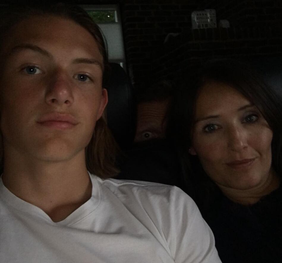 Oliver Sonne, futbolsita de Silkeborg IF, junto a su madre Anita Christensen.