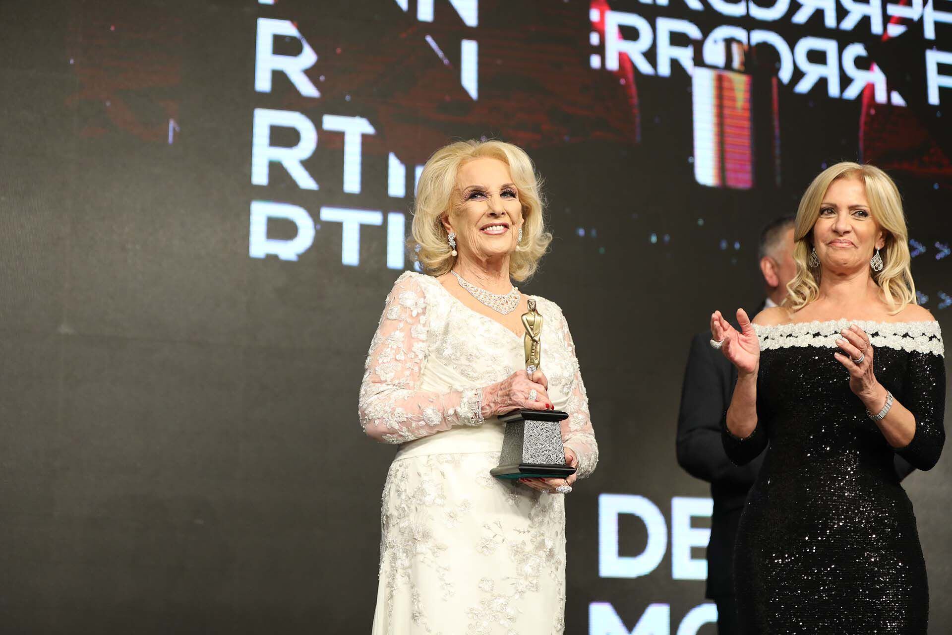 Pasadas las 22 hs. Mirtha Legrand subió al escenario a recibir el reconocimiento “Pionera en mostrar sus looks” (Chule Valerga)