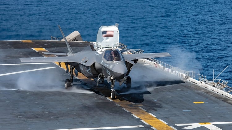 Un F-35 Lightning II a bordo de un buque. En este caso se trata de su versiÃ³n â??Bâ?, que puede despegar y aterrizar en forma vertical (AFP)