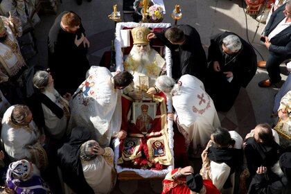 Clérigos rinden tributo al arzobispo ortodoxo Amfilohije Radovic (REUTERS/Stevo Vasiljevic)