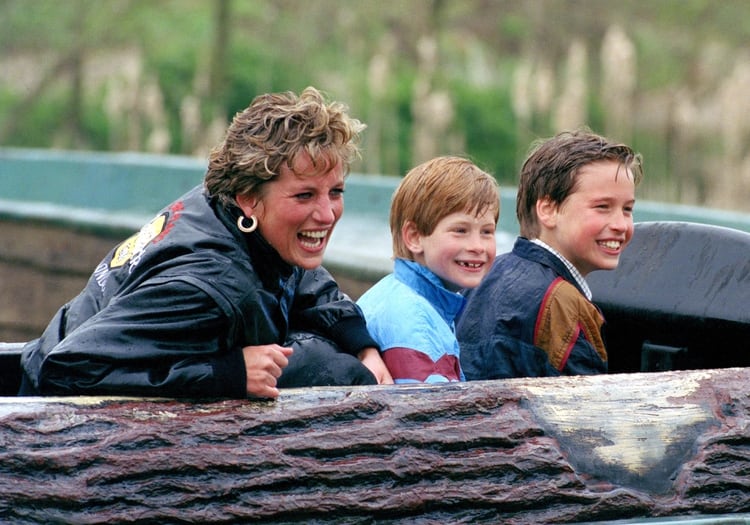 La princesa de Gales junto a sus dos hijos Harry y William