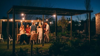 Los especialistas recomiendan "celebrar en casa, evitar reuniones con gente de fuera de ella, y si hay encuentros, preferiblemente deben ser en el exterior" (Shutterstock)