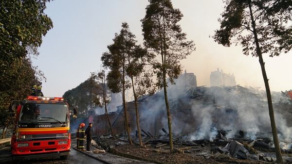 Los bomberos apagan los últimos restos del fuego entre las cenizas (Reuters)