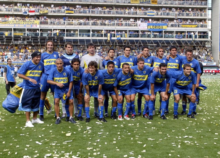 Jeréz con el equipo de Boca el día que festejaron la Libertadores 2003 (Fotobaires)