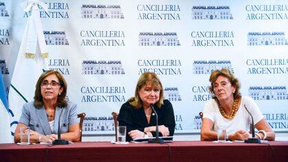 La doctora Frida Armas, la embajadora Mara Teresa Krlikas y la ex canciller Susana Malcorra durante el anuncio de la aprobacin de los nuevos lmites de la plataforma continental argentina (NA)