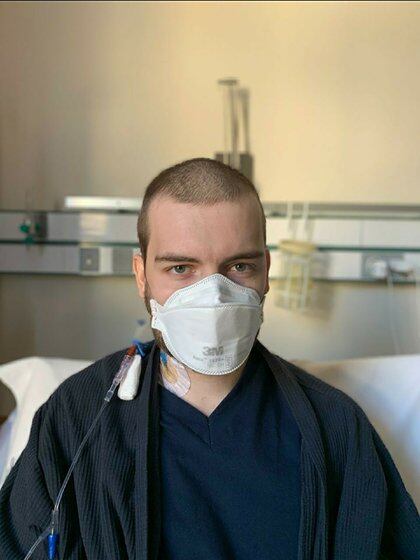 Lajos en el hospital espera poder recaudar dinero para el tratamiento en los Estados Unidos