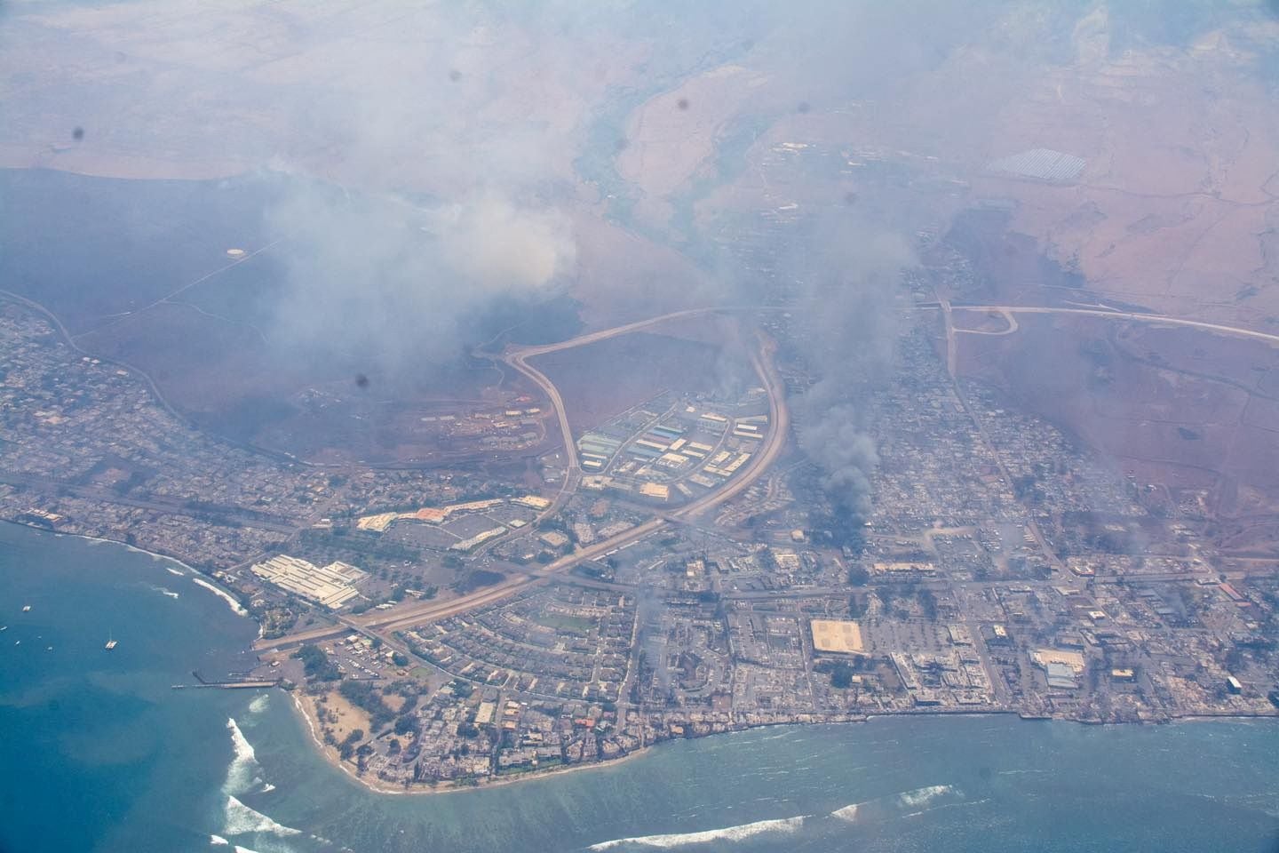 Una vista aérea muestra el humo mientras los incendios forestales arrasan la isla de Maui, Hawaii (County of Maui/Handout via REUTERS)