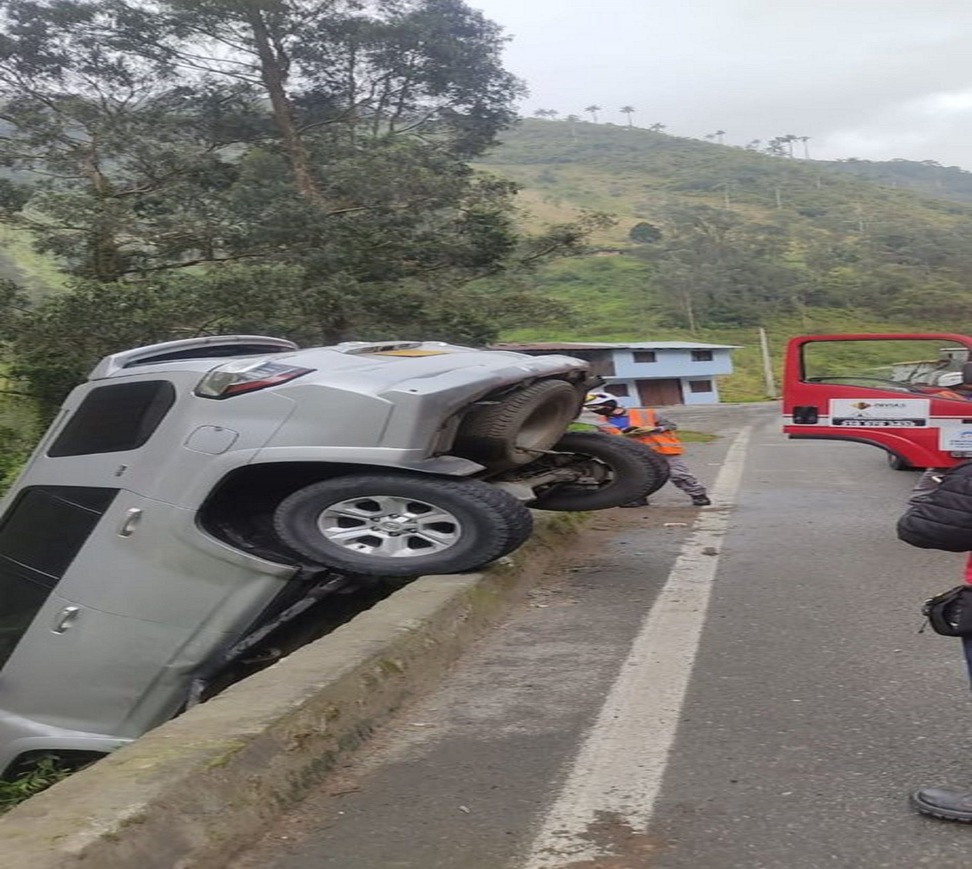 Camioneta asignada a esquema de seguridad de Camilo Romero sufre accidente en Valle del Cauca