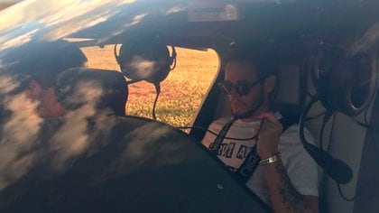 Emanuel Ortega piloteando una aeronave en el Aeródromo de La Cumbre