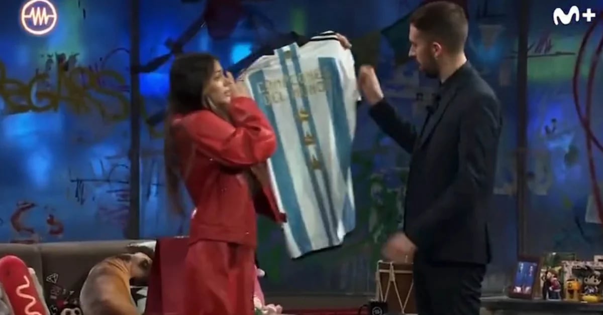 De Paul accompanied Tini to a program in Spain: the pilot’s joke after giving him the national team jersey