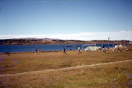 Fútbol en Malvinas. Se jugaba los fines de semana, y en la época en que estuvo Boscardin, había tres equipos. (Gentileza Boscardin)