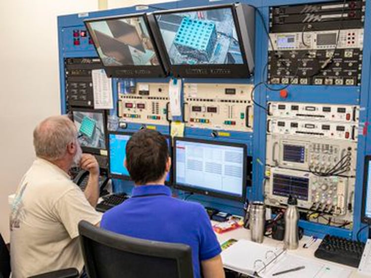 Ingenieros estudian la performance de vuelo en simuladores de computadora (NASA)
