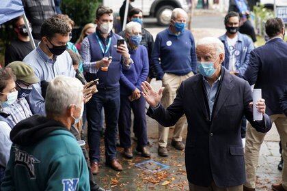 El candidato presidencial demócrata Joe Biden visita un centro de voluntarios de campaña en Chester, Pensilvania, EE. UU., 26 de octubre de 2020. REUTERS / Kevin Lamarque