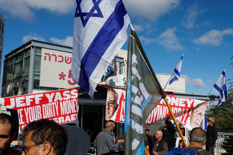 Israelíes se manifiestan durante el "Día de la Resistencia" frente a la sede del Foro de Política Kohelet, un grupo de expertos que apoya cambios judiciales, mientras el Gobierno de coalición nacionalista del primer ministro israelí, Benjamin Netanyahu, tramita su polémica reforma judicial, en Jerusalén, el 9 de marzo de 2023. REUTERS/Ammar Awad