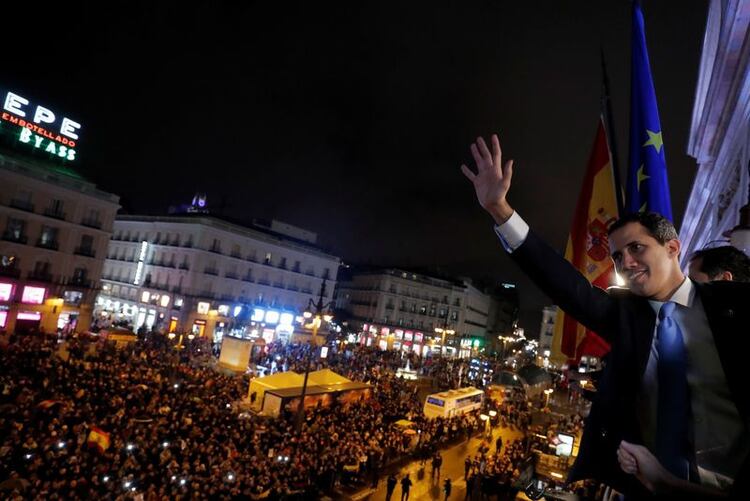El líder opositor venezolano Juan Guaidó saluda a sus seguidores desde el balcón del gobierno regional de Madrid, España. 25 enero 2020. REUTERS/Susana Vera