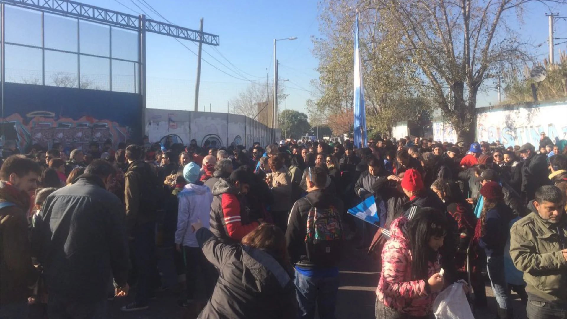 Militantes kirchneristas en las inmediaciones del estadio