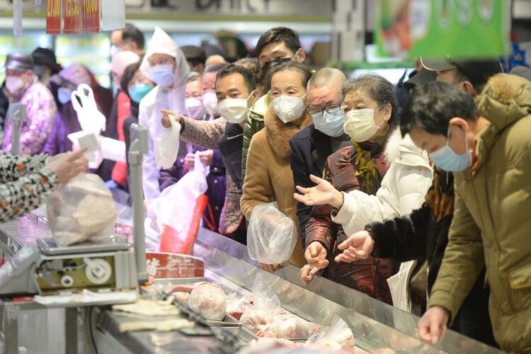 Un problema central son los mercados de alimentos como el de Wuhan: casi el 70% de todos los agentes patógenos identificados en los últimos 50 años son de origen animal. (China Daily via REUTERS)