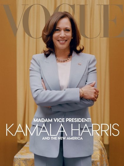 Kamala Harris con traje de Michael Kors (Photo: Tyler Mitchell/ @voguemagazine) 