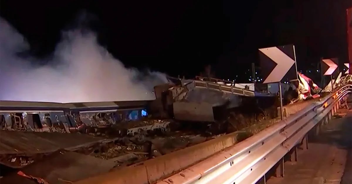 Almeno 26 persone sono morte e 85 ferite in un incidente ferroviario in Grecia