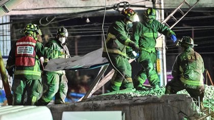 Los rescatistas retiran un cuerpo de un vagón de tren después de que una línea elevada de metro colapsara en la Ciudad de México el 4 de mayo de 2021 (Foto de PEDRO PARDO / AFP).