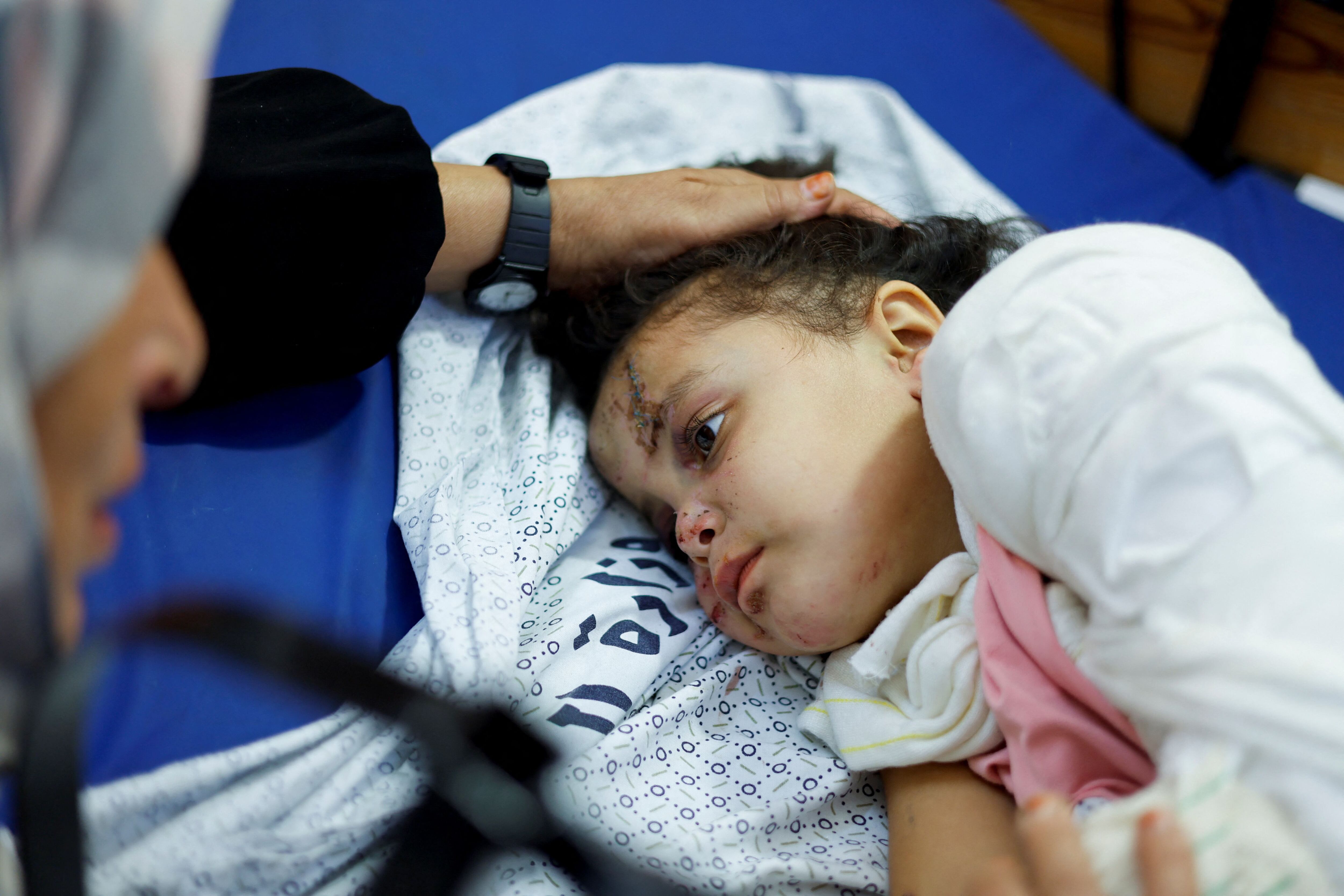 Una niña en un hospital de Gaza (Reuters)