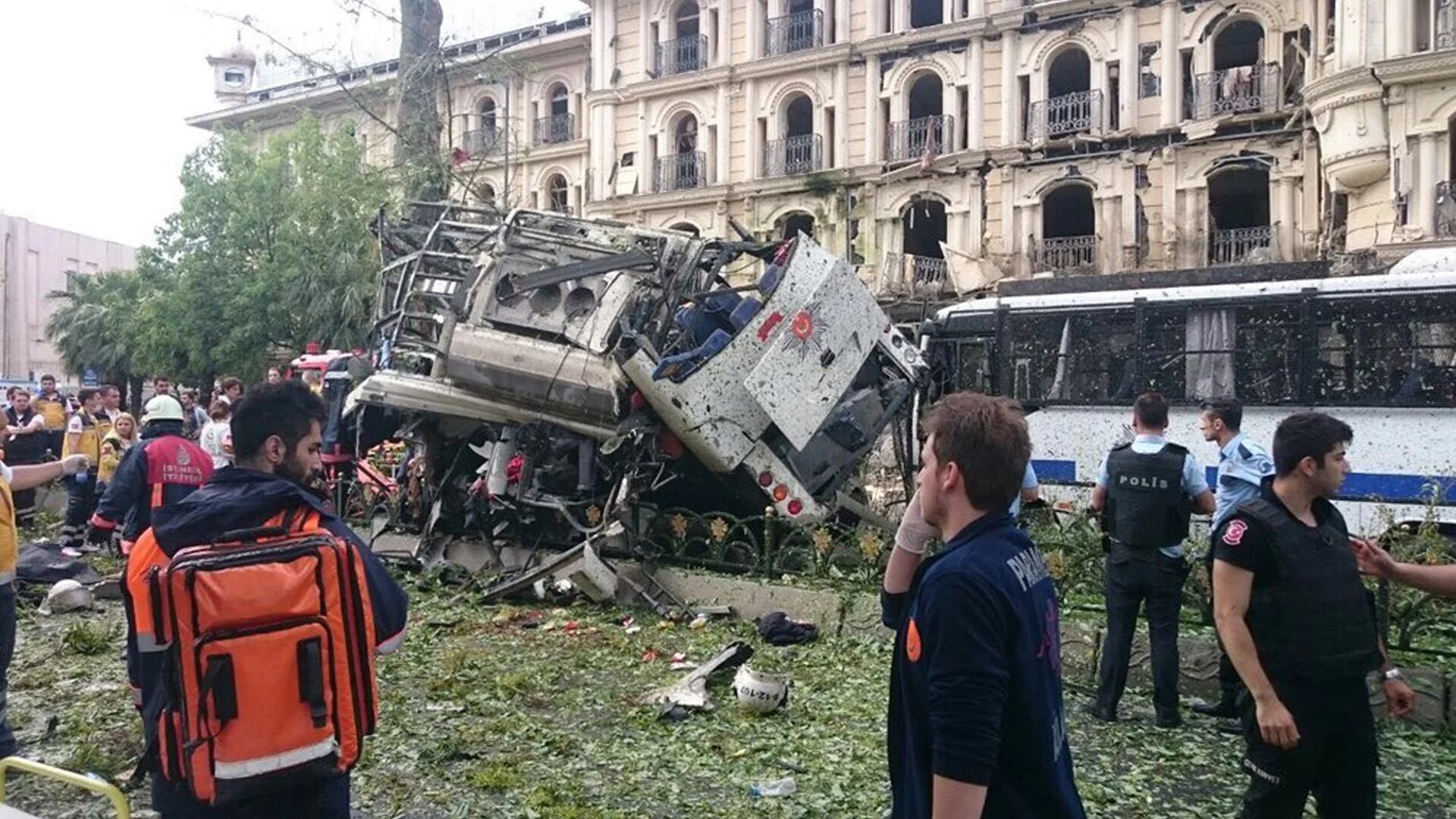 La explosión del coche bomba causó al menos 11 muertos y 36 heridos (Twitter @Jakoben1789)