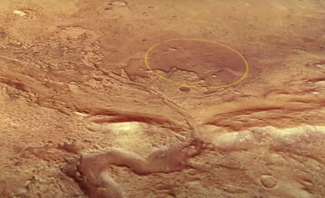 Imagen de la misión Mars Express de la ESA que muestra el cráter Jezero, el sitio de aterrizaje del rover Perseverance en Marte. El área de toma de contacto está marcada con una elipse (ESA)

