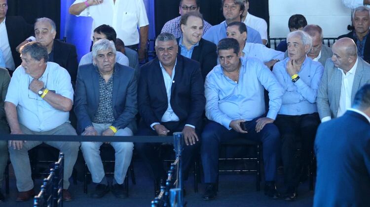 Moyano, Tapia y Angelici en 2017. Hoy, el líder de Camioneros no confía en Tapia y quiere desplazar a Angelici aprovechando los nuevos aires en la política nacional. (Nicolás Aboaf)