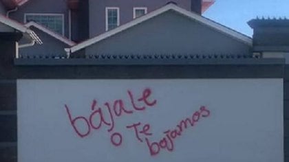 “Bájale o te bajamos”, fue el mensaje que amaneció este sábado en el portón de la cochera de su casa de Guachochi (Foto: @pablofmorenomtz)