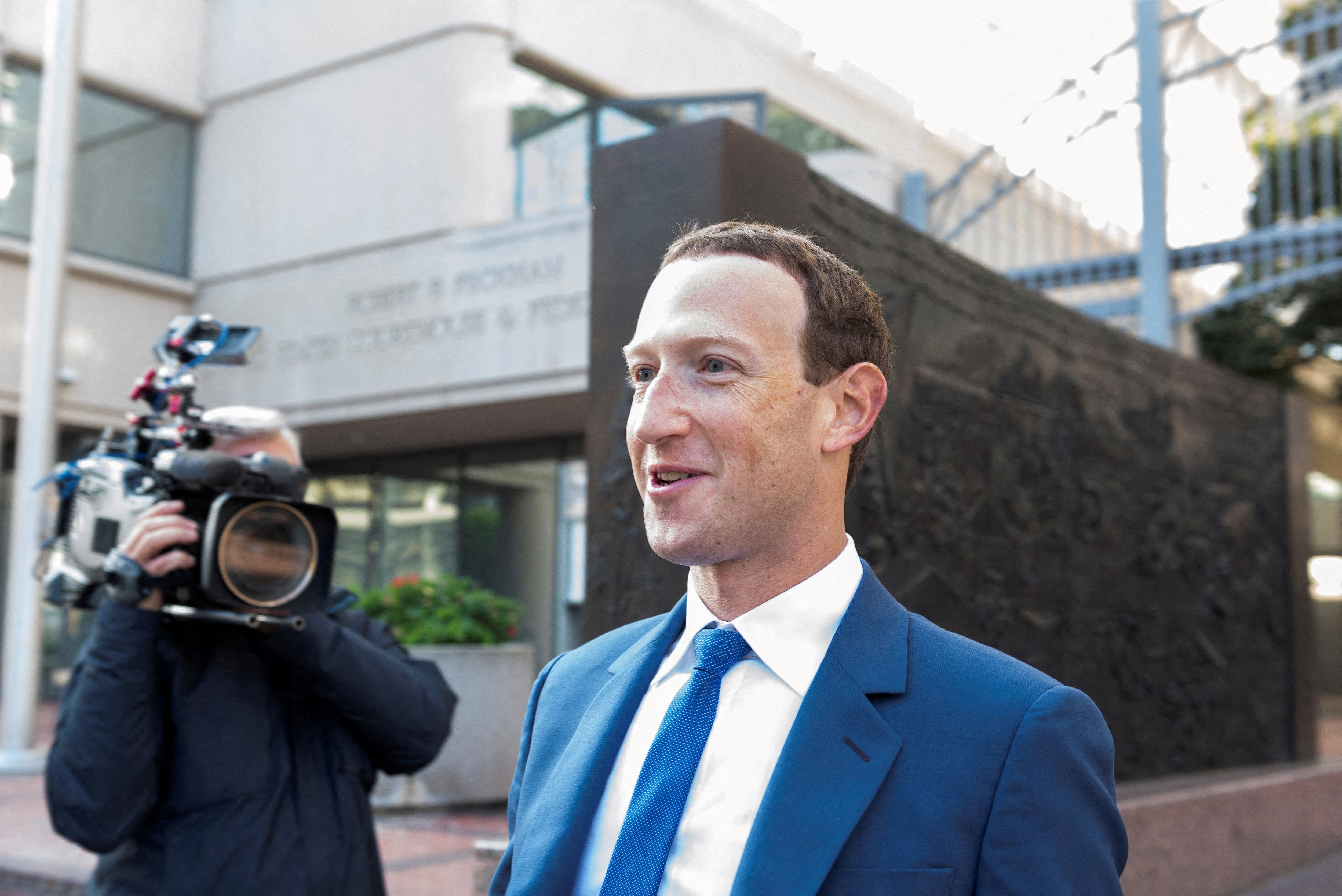 Zuckerberg con Facebook transformó la manera en que las personas se conectan en línea. (REUTERS/Laure Andrillon)