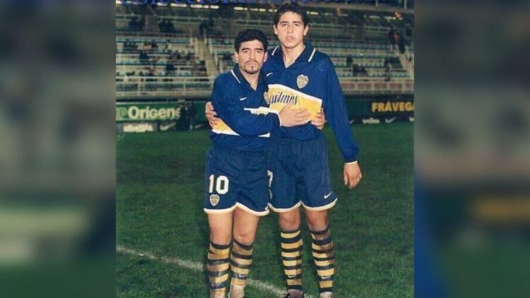 Maradona y Riquelme con la camiseta de Boca