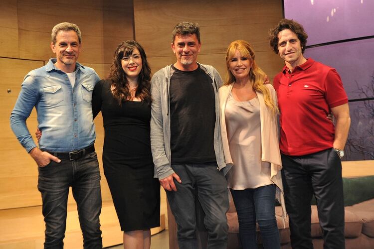 Rafael Ferro, Julieta Vallina, Flor Peña y Diego Peretti, junto al director de Los vecinos de arriba, Javier Daulte