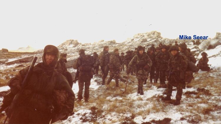 Mike Seear junto a su regimiento en las islas en 1982