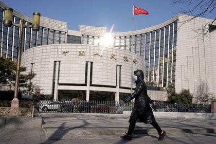 Mujer con una mascarilla frente a la sede del Banco Popular de China, el banco central, en Pekín, China, 3 febrero 2020.
REUTERS/Jason Lee