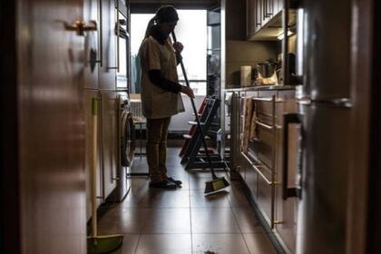 La gran mayoría de las trabajadoras doméstica labora sin contrato y sin seguridad social. Ante la emergencia sanitaria, este sector ha sido fuertemente afectado por despidos y reducción de salarios (Foto: Twitter@HOAC_es)