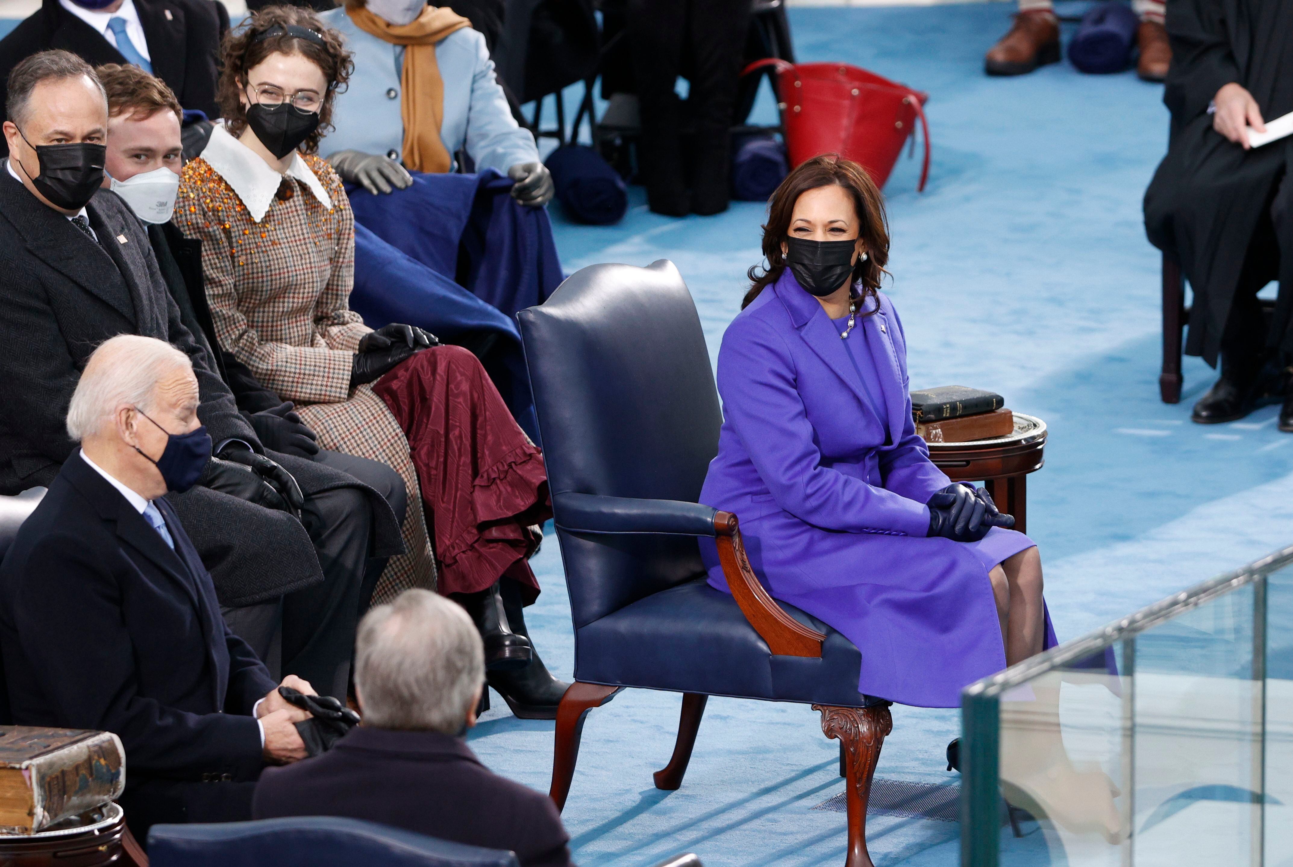 Biden y Harris, sentados en la ceremonia de juramentación (Reuters)