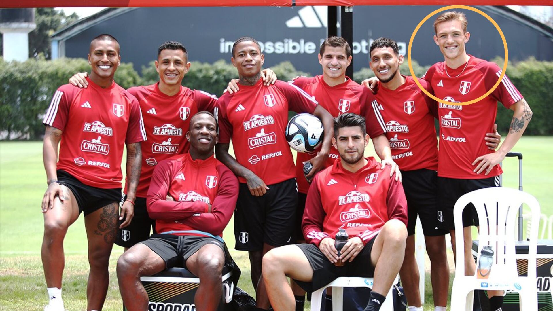Oliver Sonne posó en una foto con algunos de los jugadores de la selección peruana. - créditos: FPF