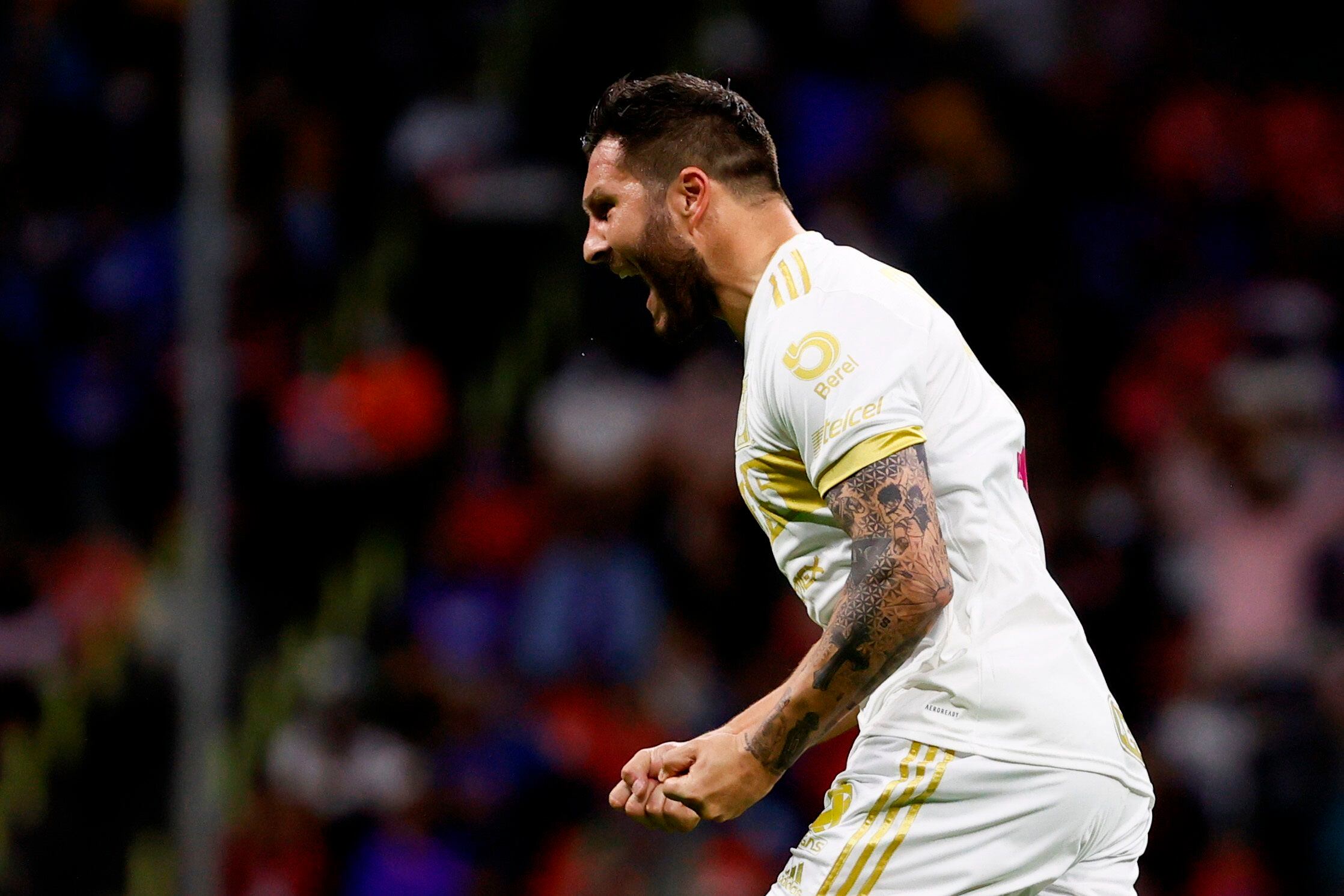 El jugador de Tigres André-Pierre Gignac celebra una anotación ante Cruz Azul durante un partido de la jornada 13 del Torneo Apertura del fútbol mexicano realizado en el Estadio Azteca de la Ciudad de México. EFE/José Méndez