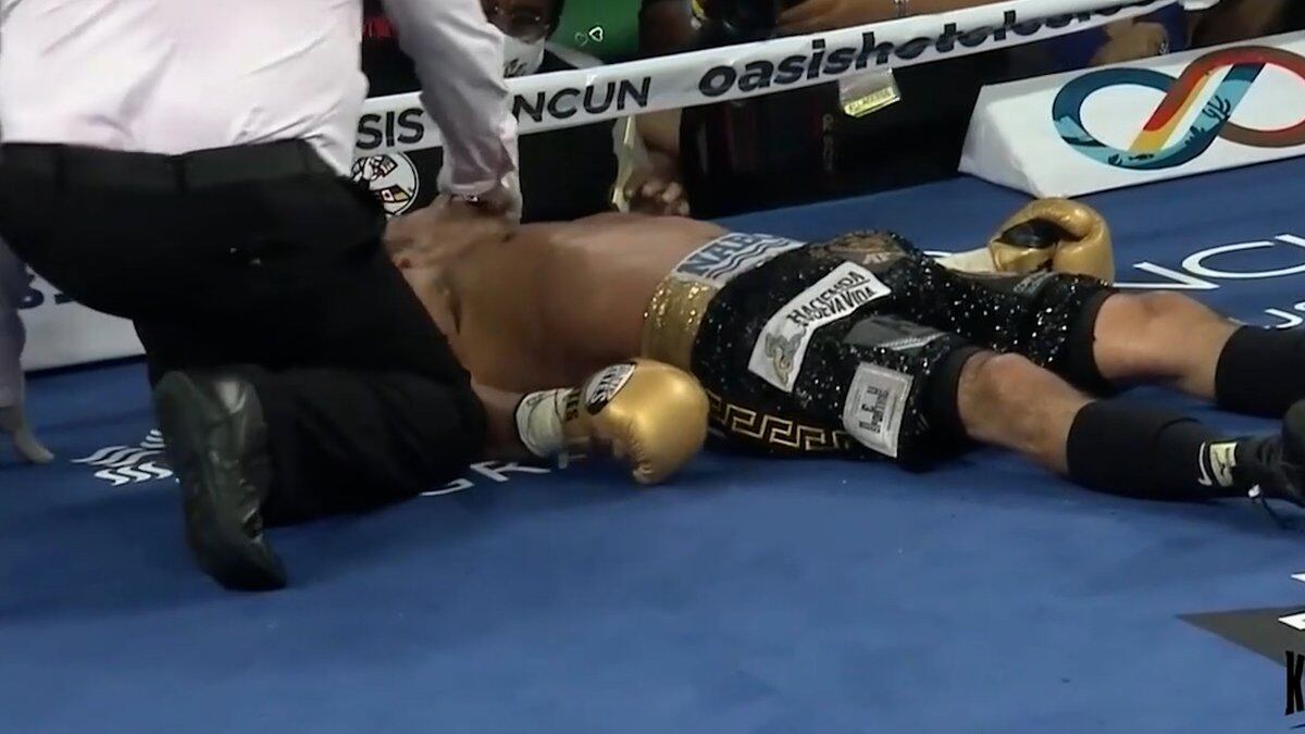 Боксер вырубил. Куэльяр Рохас Андрес Фелипе. Боксер лежит на ринге без сознания. Мексиканский боксер в нокауте рисунок.