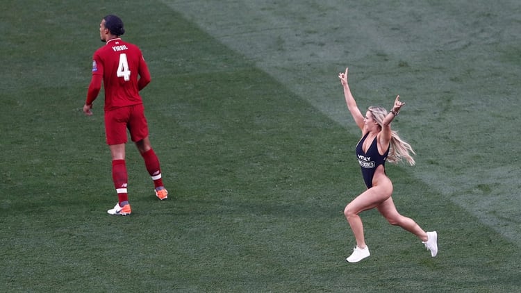 El momento en el que Kinsey Wolanski saltó al terreno del Wanda Metropolitano (Reuters)