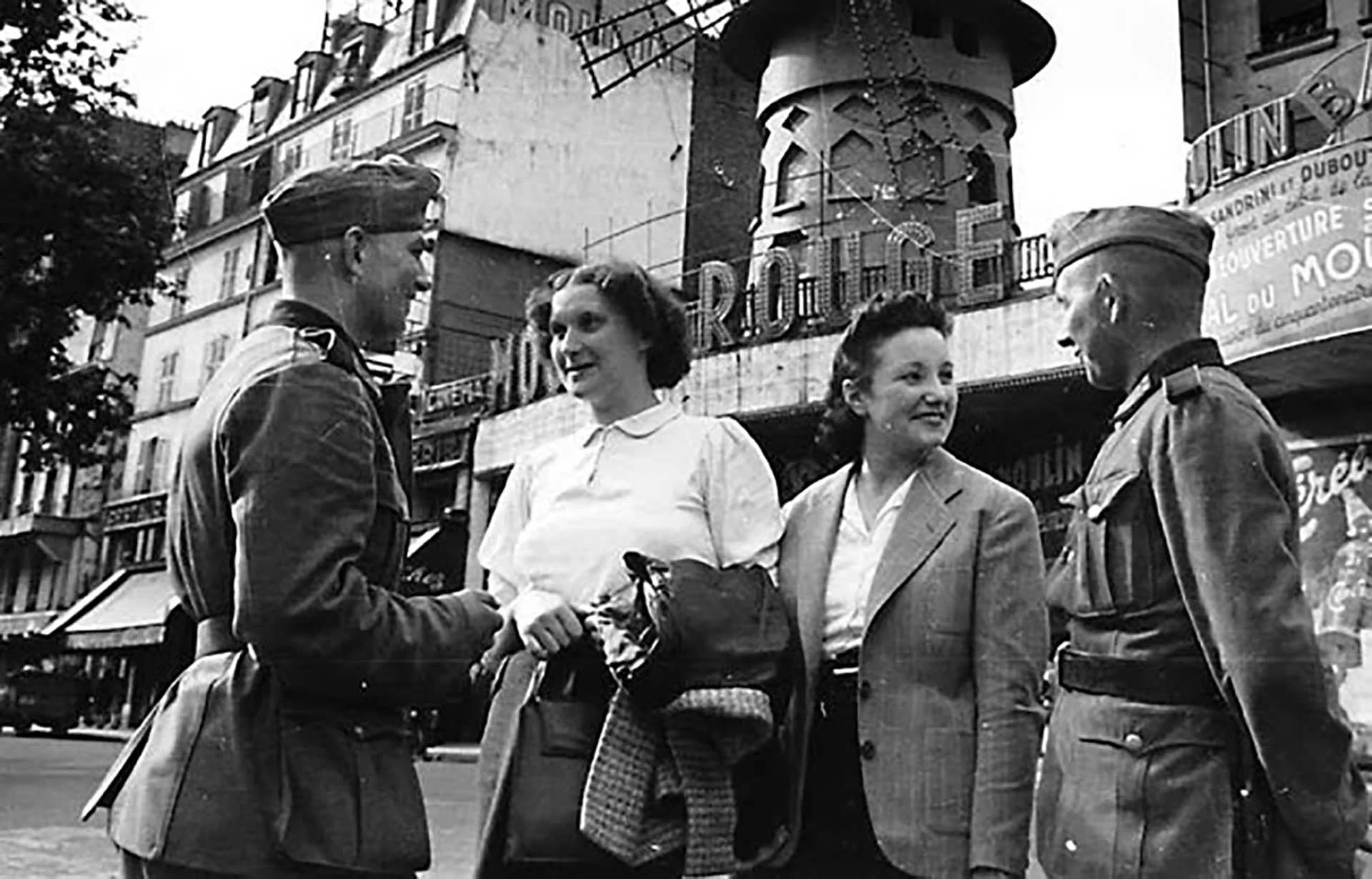 Parisinas confraternizando con soldados alemanes
