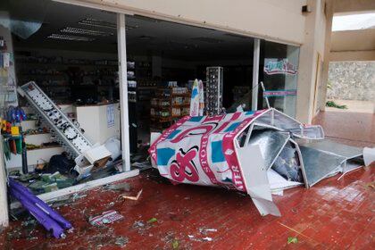 Daños en la parte frontal de una tienda en Cancún, por el paso del huracán Delta/7 de octubre (Foto: AP/Victor Ruiz Garcia)