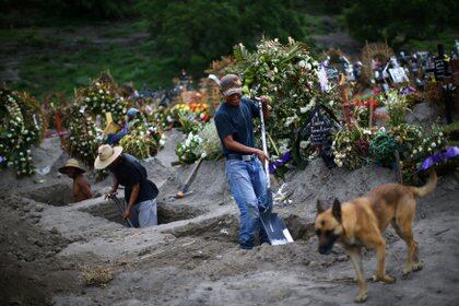 Trabajadores cavan tumbas en el cementerio Xico, en las afueras de Ciudad de México (Reuters)